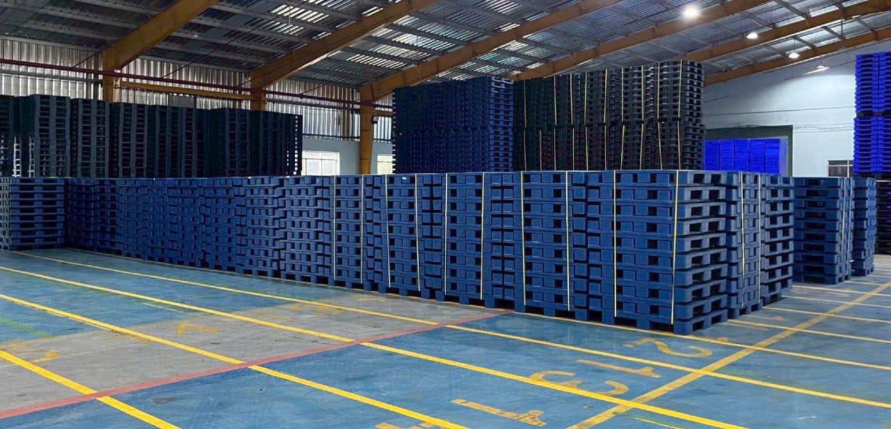 Tổng kho pallet nhựa xanh nguyên sinh số lượng lớn sẵn sàng phân phối