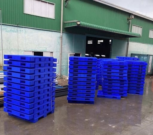 Tập kết pallet nhựa xanh 4 hướng nâng chịu tải nặng