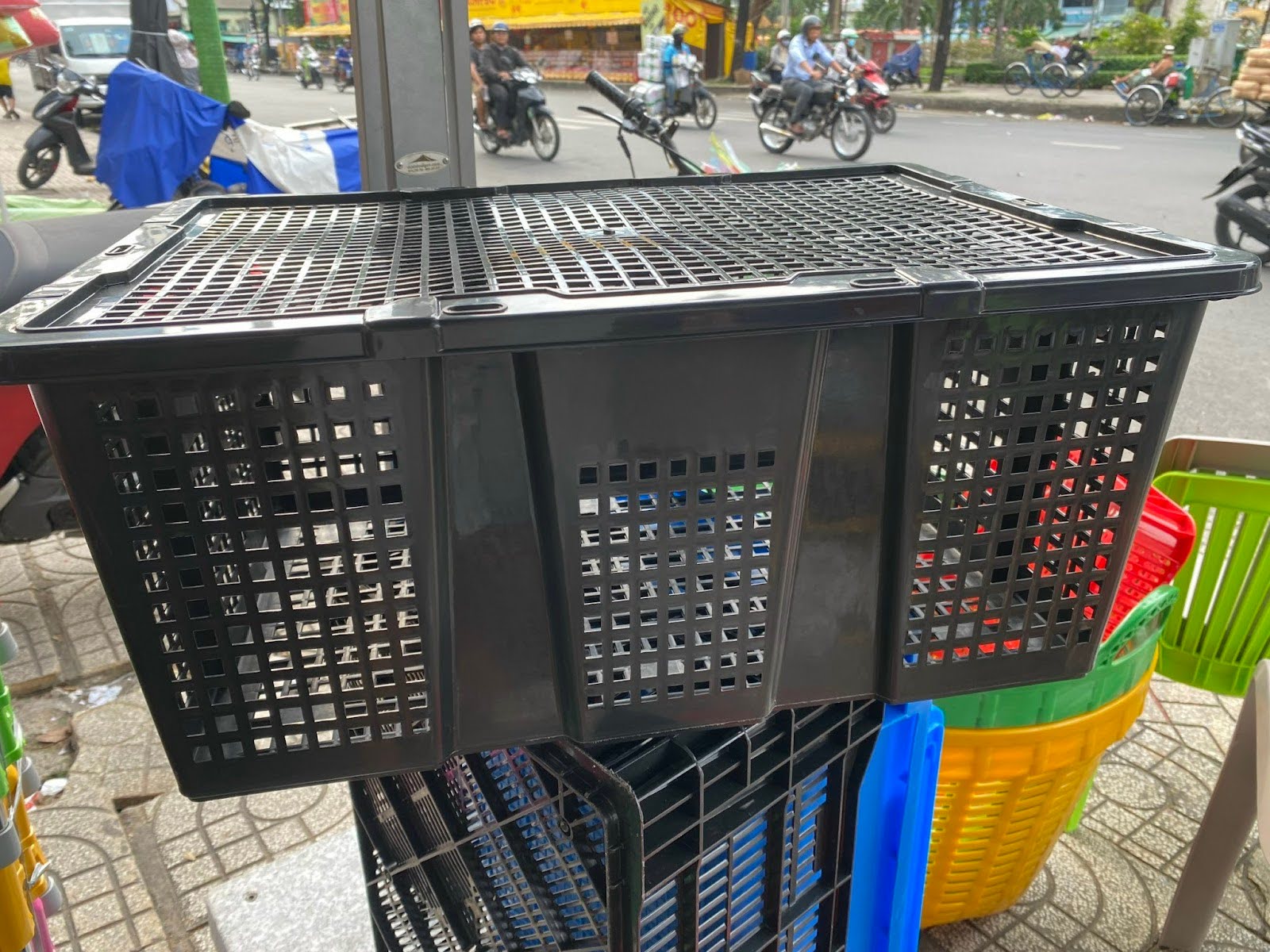 Sọt nhựa đen đựng trái cây