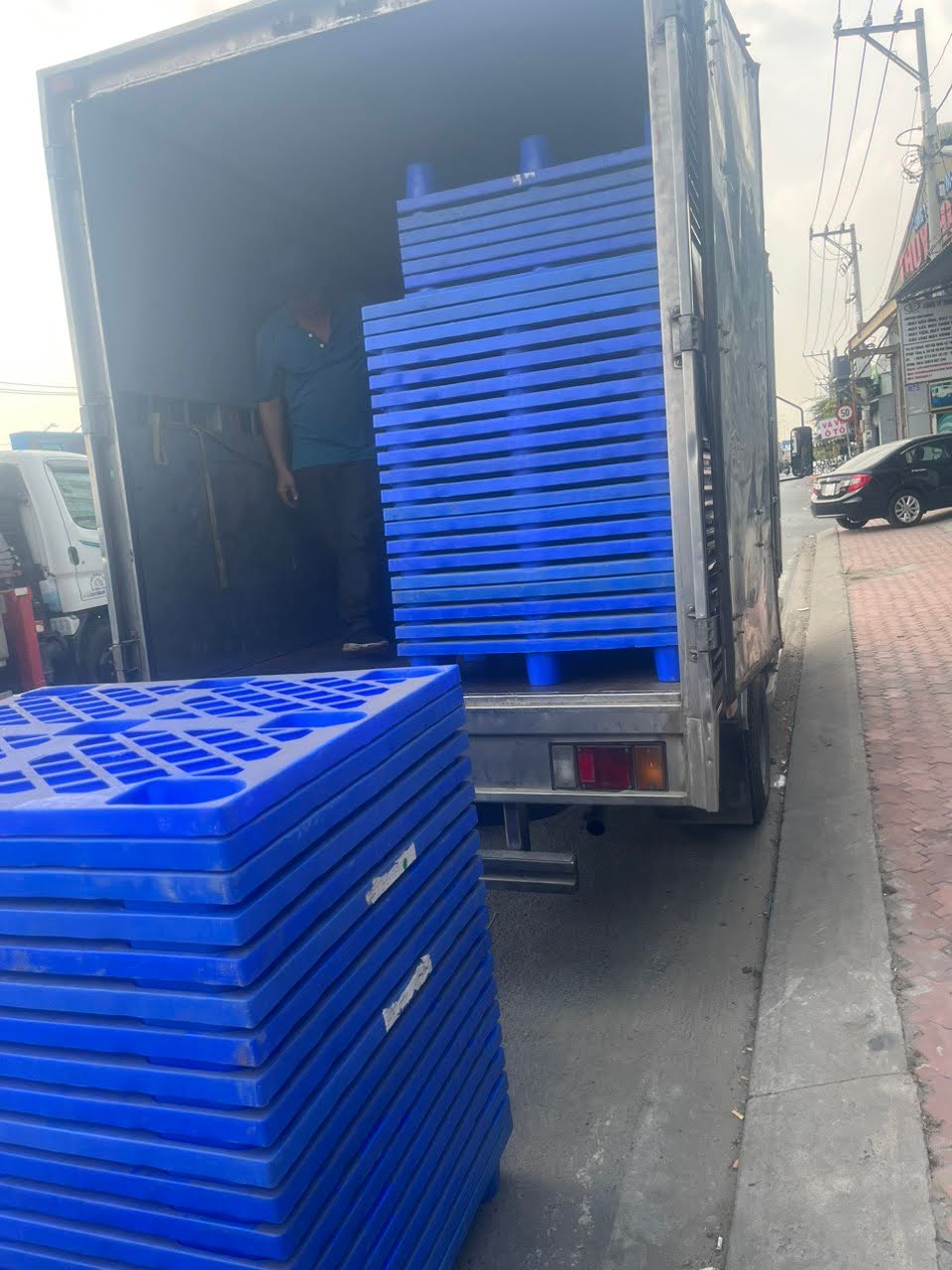 Ưu điểm của pallet nhựa chân cốc trong khu công nghiệp