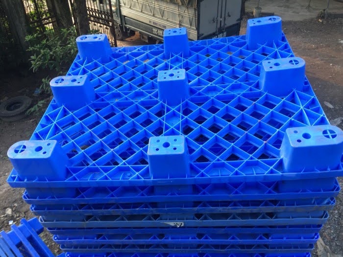Pallet nhựa chân cốc