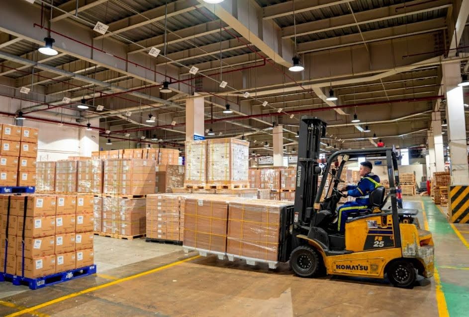 Không kéo lê pallet nhựa dưới sàn gồ ghề hoặc khi chứa hàng nặng