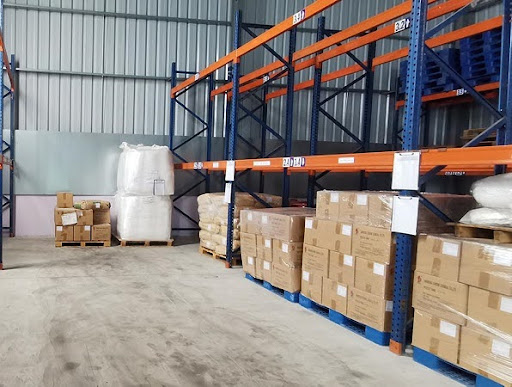 Pallet nhựa là gì và tại sao nhà xưởng, kho hàng nên dùng?