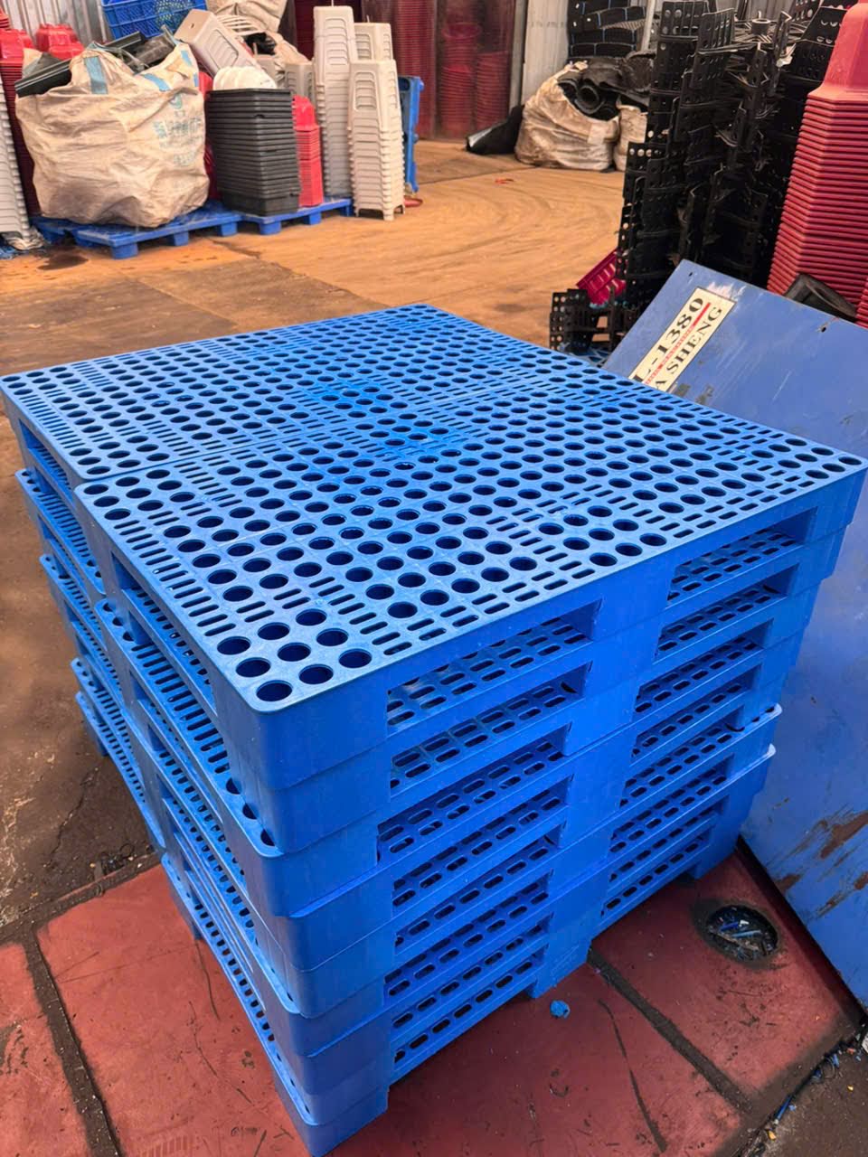 Thông số kỹ thuật phổ biến của pallet nhựa lót sàn