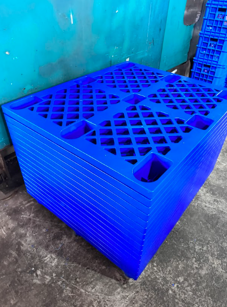 Pallet nhựa gù 9 chân – Giải pháp tối ưu cho kho hàng và vận chuyển nội bộ