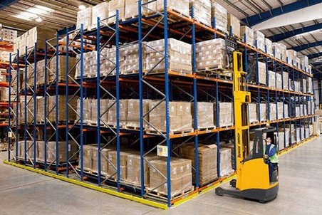Cách xếp chồng và sắp xếp pallet nhựa trong kho hiệu quả
