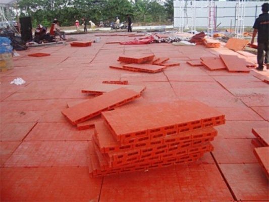 Pallet nhựa lót sàn sân khấu – Giải pháp bền, an toàn cho các sự kiện