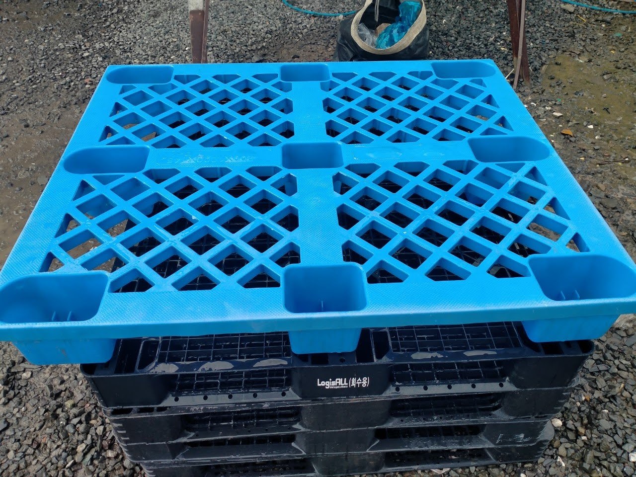 Pallet nhựa chân gù là gì? Ưu điểm và ứng dụng thực tế trong kho bãi