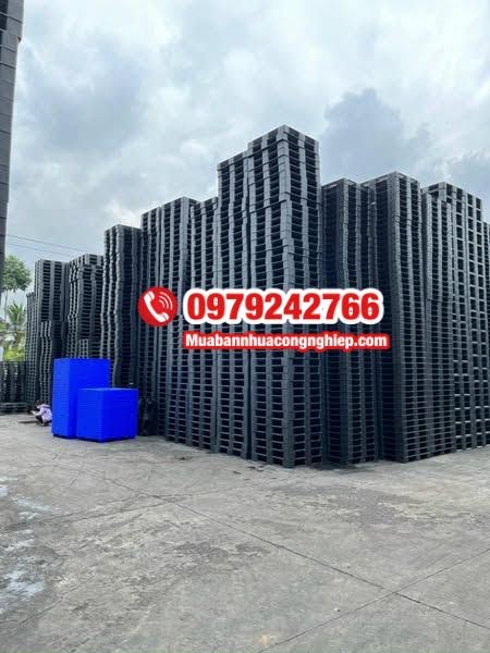 Pallet nhựa kê hàng hóa – Chống ẩm mốc và tiện lợi cho vận chuyển